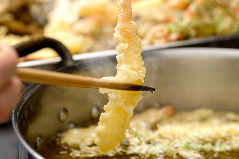 秋野菜や海老の天ぷらなど揚げたてをお召しあがりいただけます。