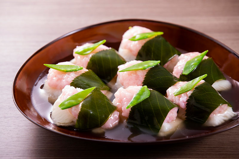 ふんわりと春の香りが心地良い、見た目にも美しい「白身魚の道明寺蒸し」