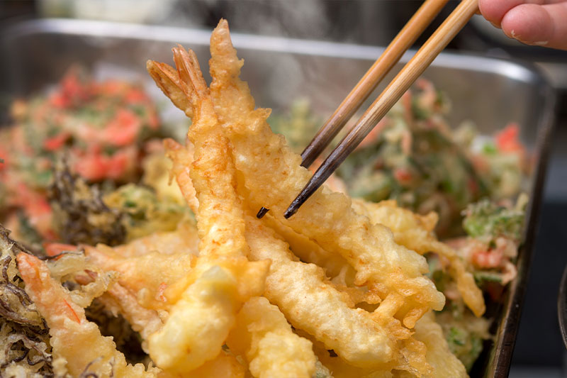 揚げたてをいただける海老と季節野菜の天ぷら　柚子の香る塩で