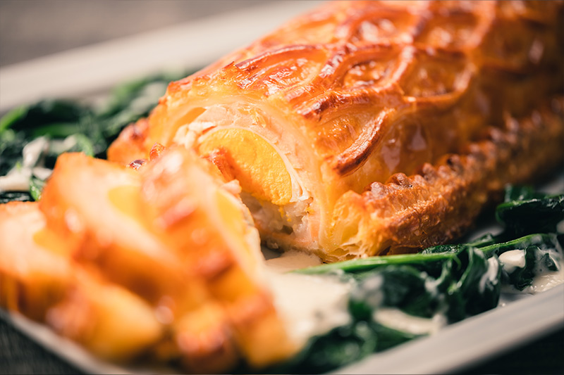 香ばしく焼きあげたサーモンのパイ包み焼き「クーリビヤック」