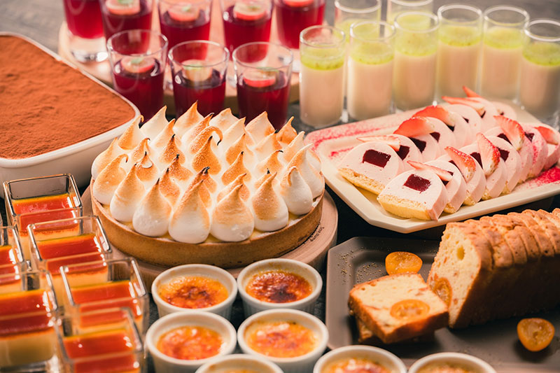 イチゴ、キウイ、スチューベンや柑橘類など、冬のフルーツをメインにしたスイーツ