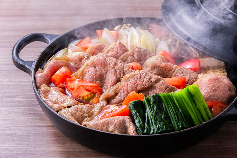 甘辛の割り下でさっぱりと味わえるトマトのすき焼き