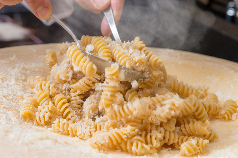 ホールチーズ（グラナ・パダーノ）で仕上げるパスタ