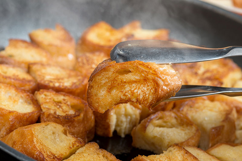 焼きたてのフレンチトースト　フランス初秋のフルーツ「ミラベル」のソース