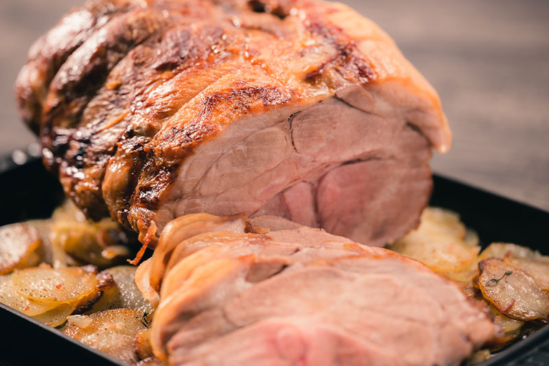 オーブンでじっくりと焼きあげたローストポークのカービングサービス　ポム・ブランジェール添え