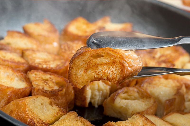 オーブンでじっくりと焼きあげたローストポークのカービングサービス